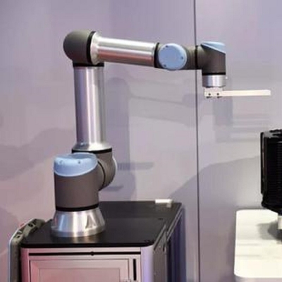 İşbirliği Robotu UR 16e 16KG Faydalı Yüklü Cobot Olarak Manipülatörün Vakum Emme Kupalarıyla