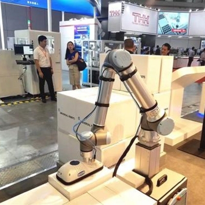 İşbirliği Robotu UR 16e 16KG Faydalı Yüklü Cobot Olarak Manipülatörün Vakum Emme Kupalarıyla