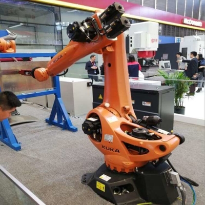 Kuka Robot KR 70 R2100 6 Eksenli Robot Kollu 6 Eksenli Kaynak Otomasyonu için CNGBS Silah Temizleme İstasyonu ile