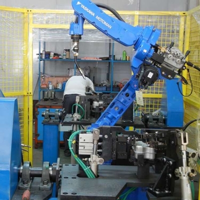 Yaskawa GP225 İşleme Robotik Kol 6 Eksenli CNGBS Robotu Rehberlik Demiryolu ile Ürün Toplama Robotu
