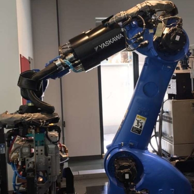 Yaskawa GP225 İşleme Robotik Kol 6 Eksenli CNGBS Robotu Rehberlik Demiryolu ile Ürün Toplama Robotu