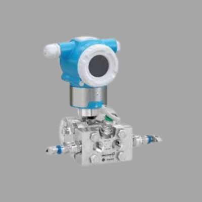 Endress+Hauser Proline Prowirl R 200 debimetre ve Deltabar PMD50 diferansiyel basınç transmitteri ile basınç/akış kontrol ünitesi.