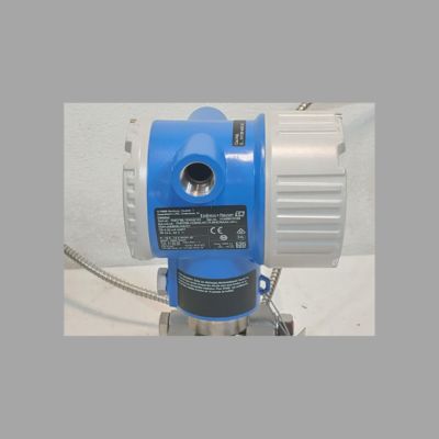 Akış kontrol valf kümesi Endress+Hauser ProlineProwirl R200 akış ölçer ve Deltabar PMD78B diferansiyel basınç verici ile.