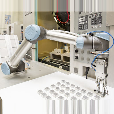 Endüstriyel Robot Üniversal Robotik Kol 6 Eksen UR5e Kıskaç Alma ve Yerleştirme Makinesi ile Makine ve Sanayi Ekipmanları