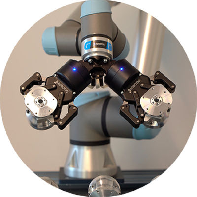 Uyarlanabilir Tutucu Robotiq 2F-140 Makine Eğimi ve Motor Montajı İçin Çalışmak Cobot ile El Tutucu Olarak Kullanım